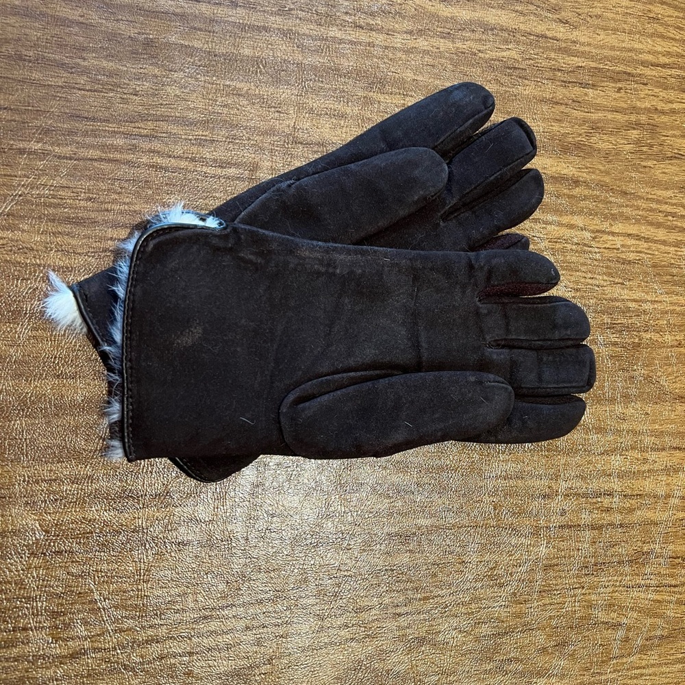 Brown suede fur-lined gloves
